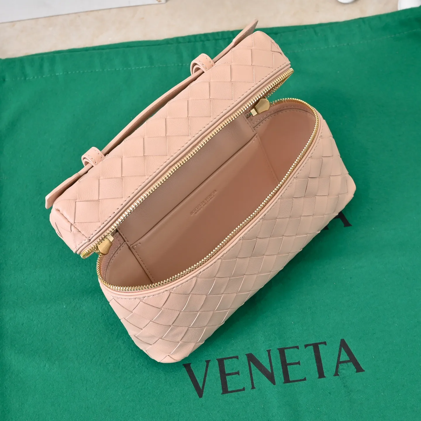 Batch 1360 Bottega Veneta 24 spring and summer woven zipper crossbody bag. A crossbody bag that can be used as a cosmetic bag. The exquisite weaving and compact body are an indispensable accessory for the upcoming summer. The double zipper also better protects the bag. It has a large capacity. If you like it, don’t miss it. Style number: 9109 Size: 22*12.5*5cm